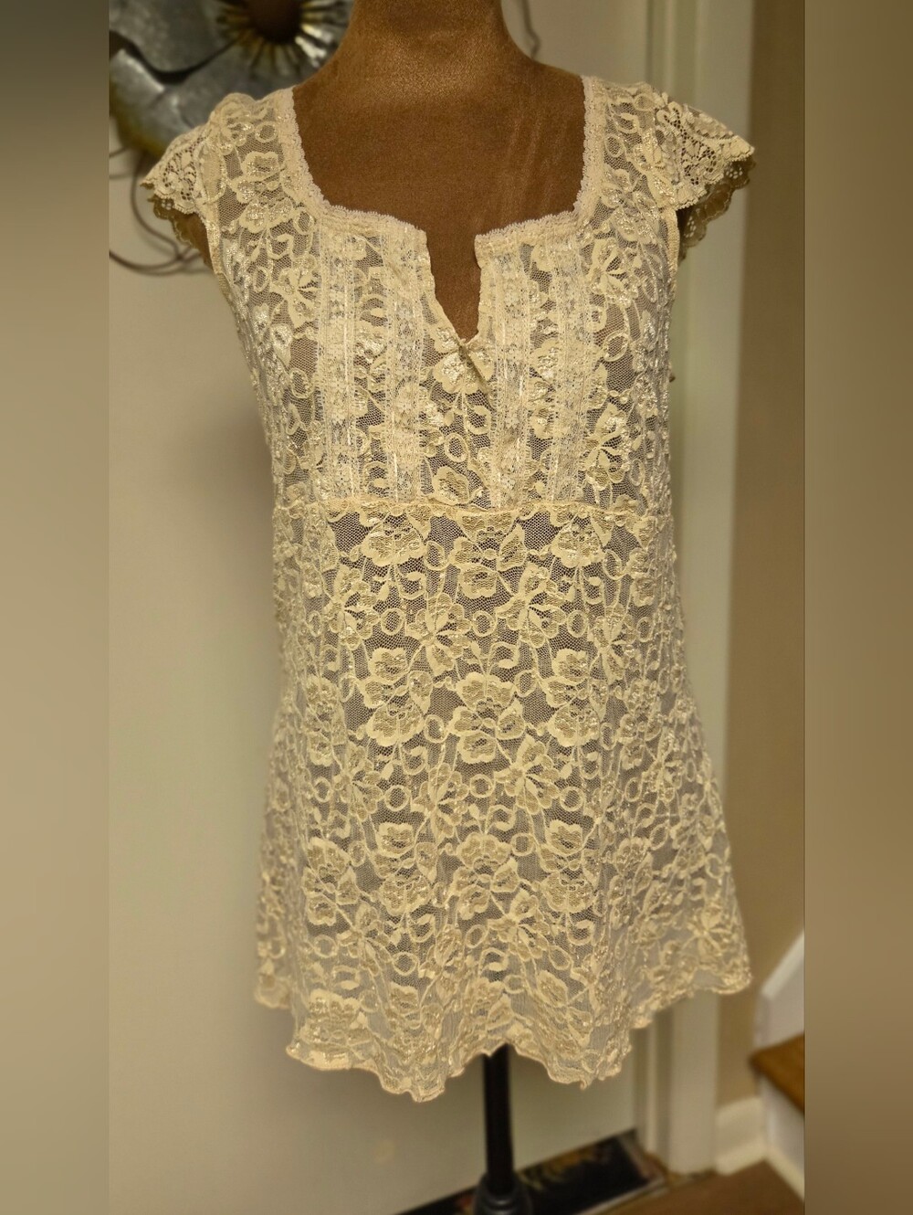 Lace Cap-Sleeve Tunic Top in Cream